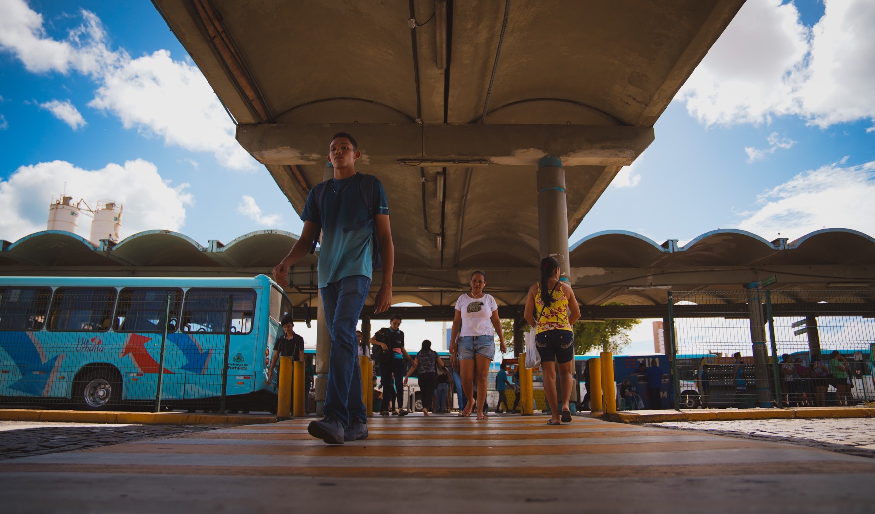 pessoas na passarela do terminal do papicu